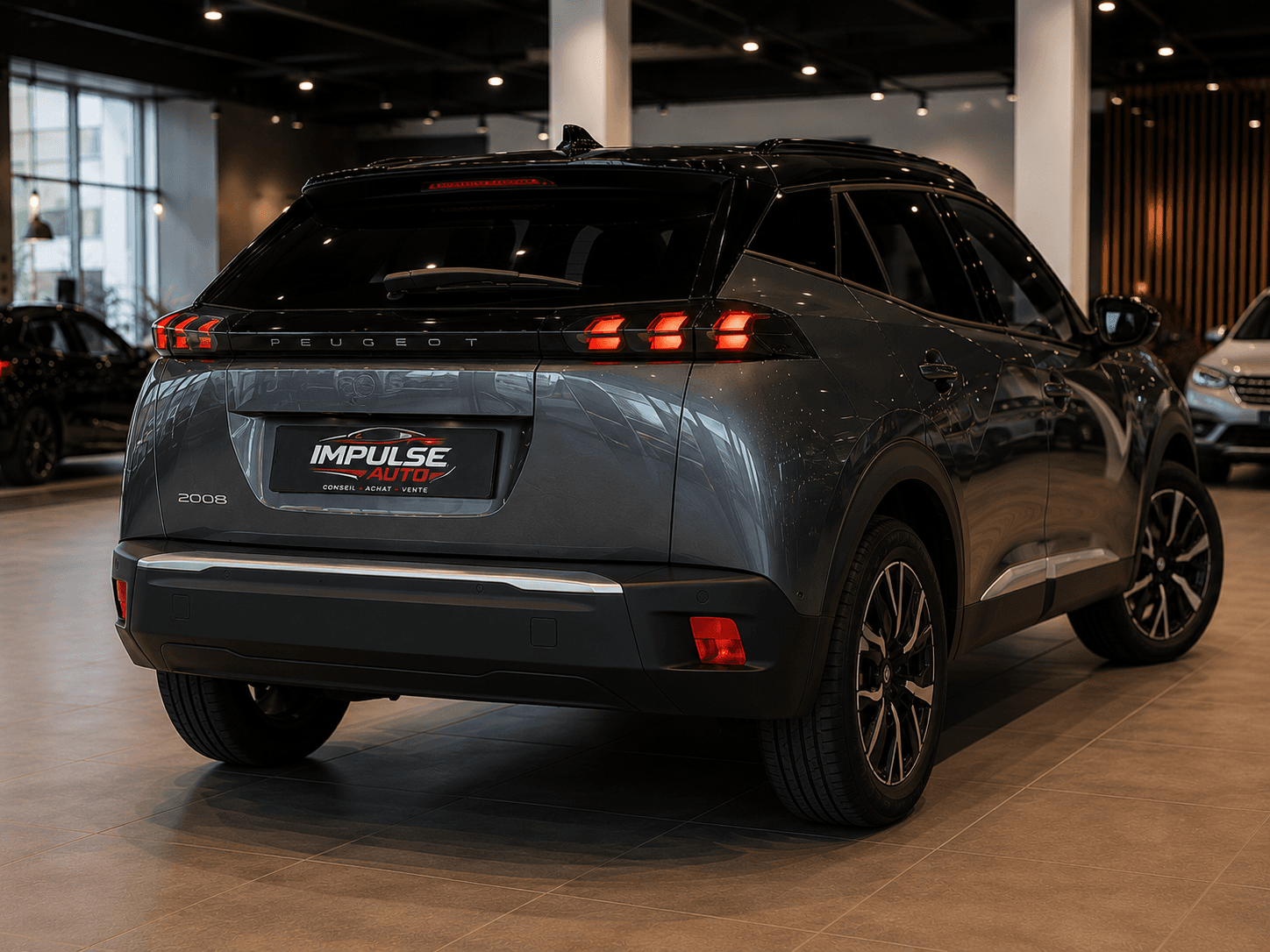 SUV Peugeot 2008 gris foncé avec feux arrière LED allumés dans une salle d'exposition.