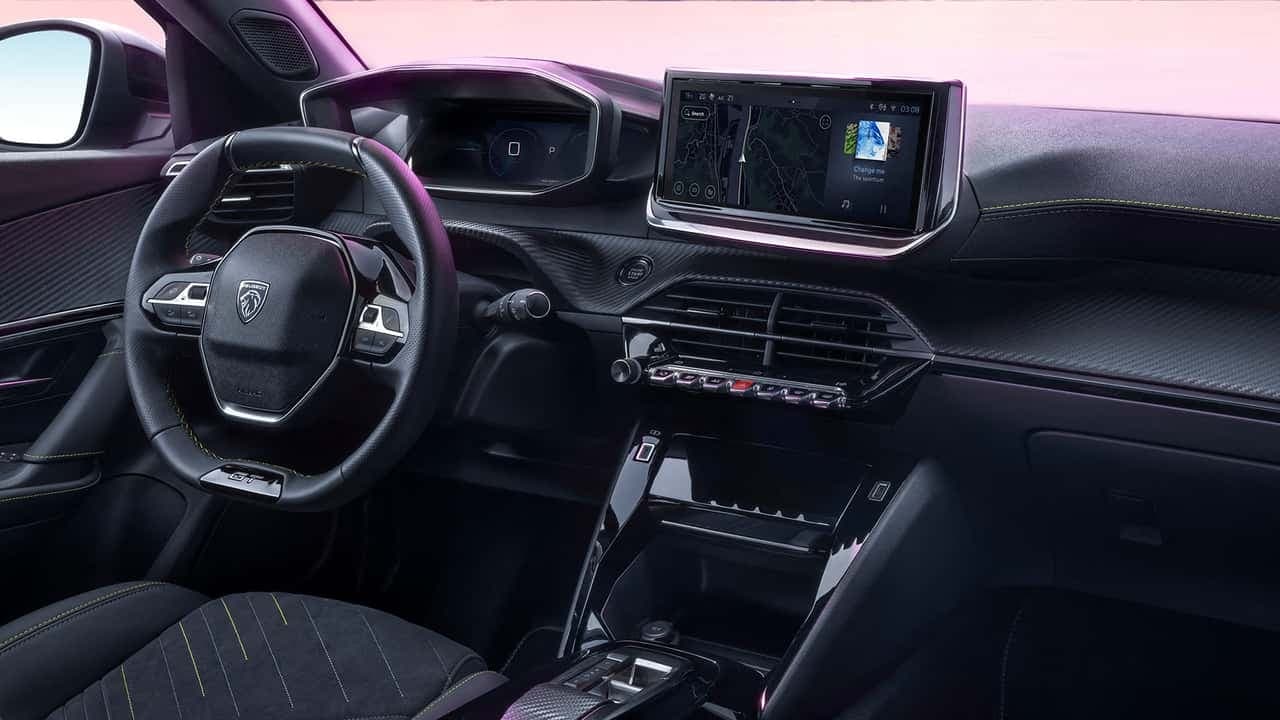 Habitacle moderne d'une Peugeot avec tableau de bord numérique, écran tactile et volant sport compact.